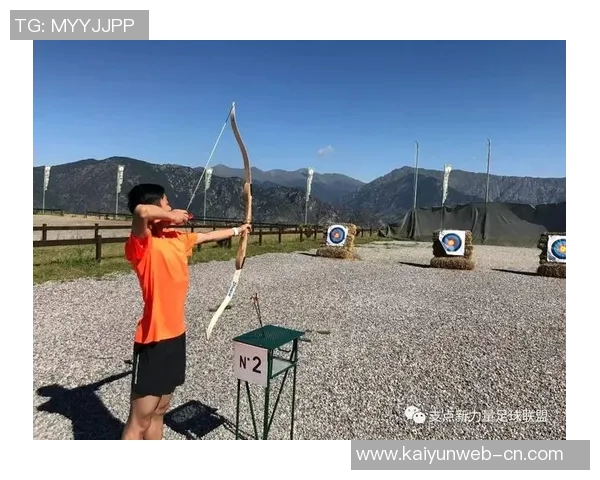 球星背包挂件足球造型，展现运动魅力与个性风格，成为潮流配饰新宠